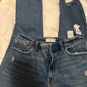 Abercrombie Curve Love Mom Jean- NWT